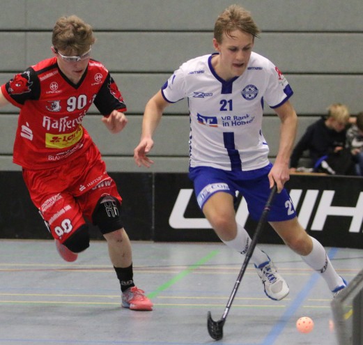 Justus Karnath (rechts) von BW96 Schenefeld im Zweikampf mit Steven Kastner (Red Devils Wernigerode)